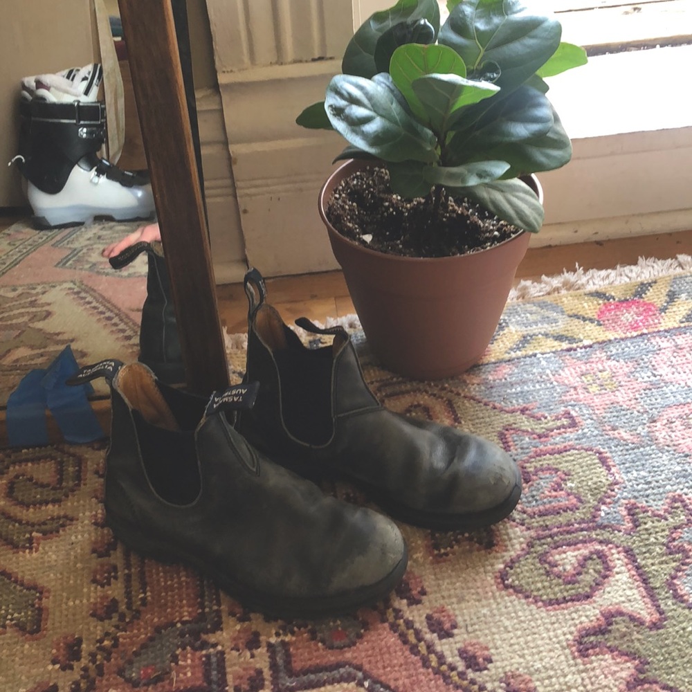 Women 7 (Australian size 4) used black Blundstone
